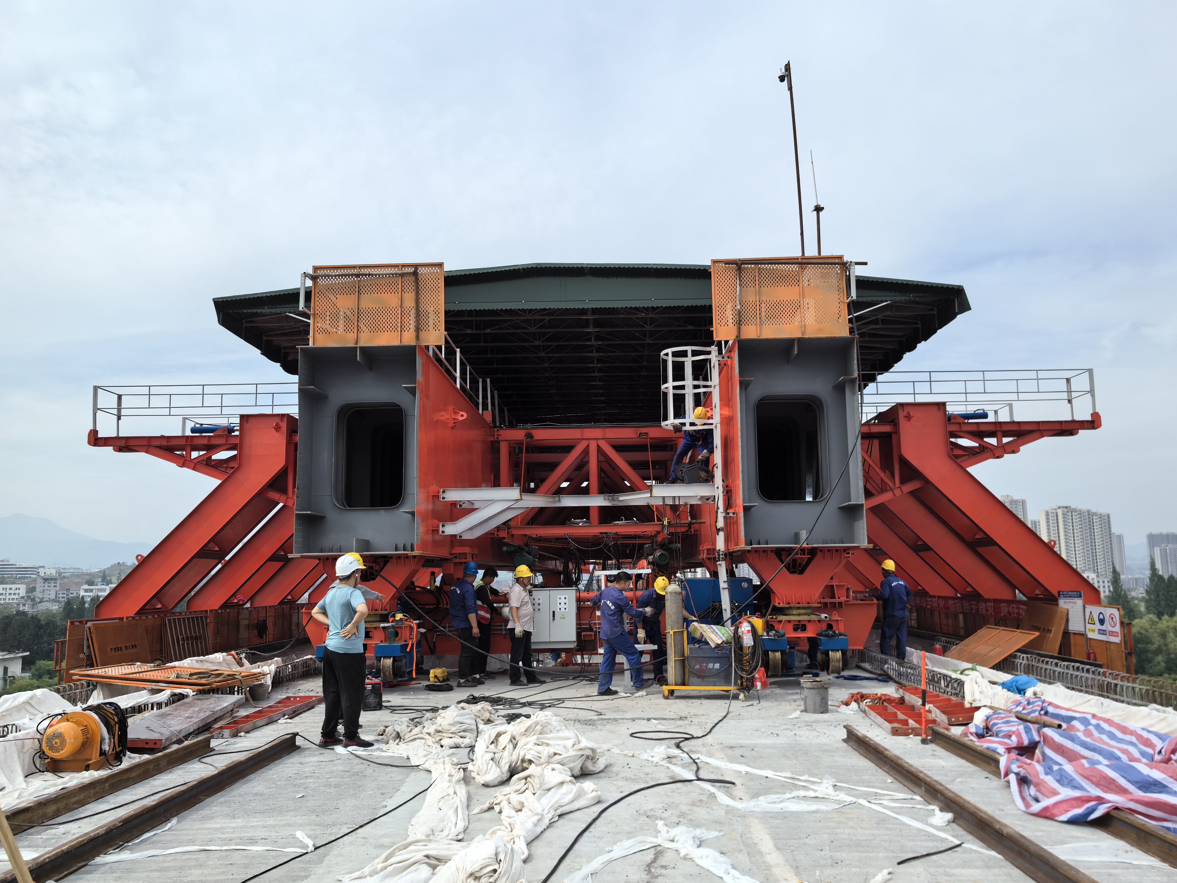 四川泸州移动模架厂家 桁架主梁的工程奠基：早期移动模架的结构创新与经典实践